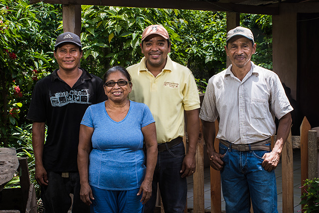 https://imperialdeometepe.com/wp-content/uploads/2018/08/Miel-Imperial-Ometepe-quienes-somos.jpg